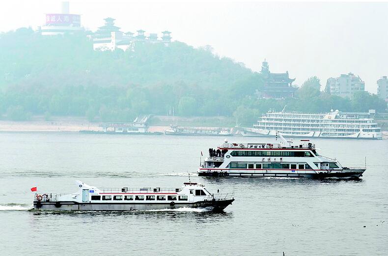 【40年·光影故事】武漢輪渡的美麗嬗變:從＂過(guò)江主力＂到＂旅游