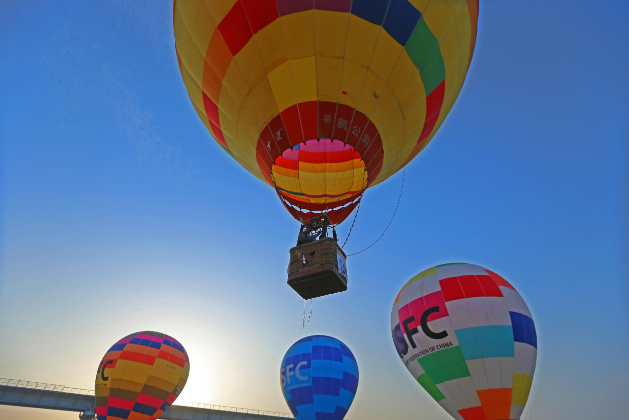熱氣球聯(lián)賽襄陽站火熱進(jìn)行 噴火巡游點燃天空節(jié)(圖2)