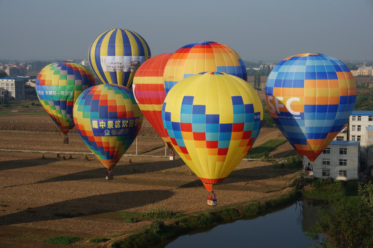 熱氣球聯(lián)賽襄陽站火熱進(jìn)行 噴火巡游點燃天空節(jié)(圖3)