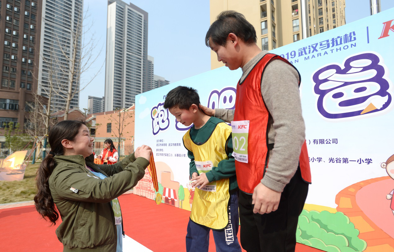 “哄”完夫人“哄”孩子伴成長 悅未來 跑步吧，爸爸(圖6)