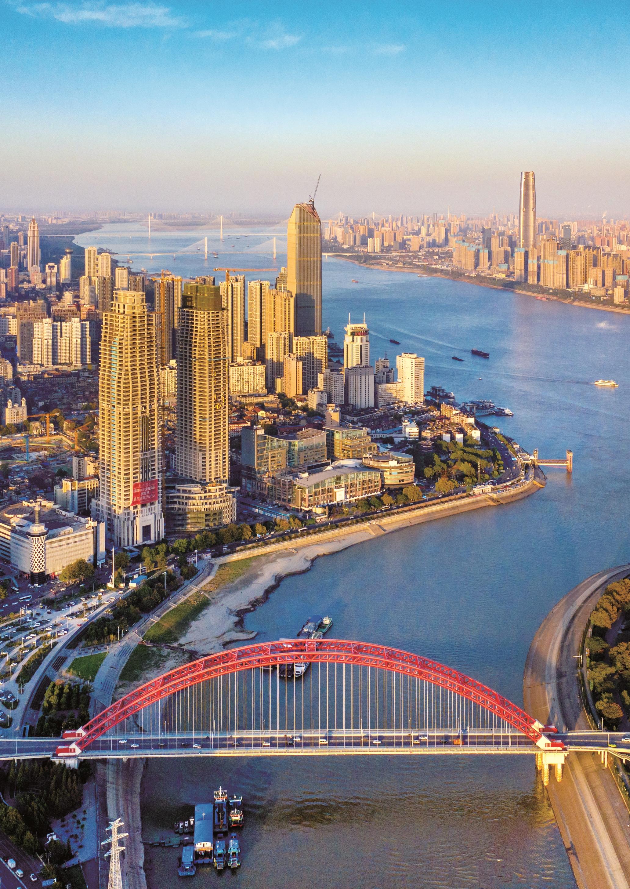 武漢：天朗氣清 暖陽灑金