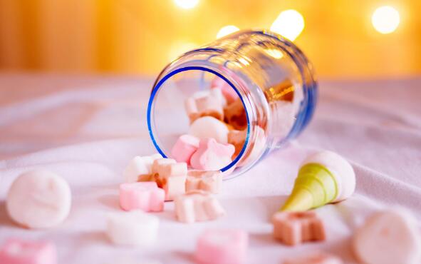 為什么婚姻是愛(ài)情的墳?zāi)惯€有很多人結(jié)婚？婚姻愛(ài)情有兩種,一種叫湊合湊合,一種叫鐘情一生(圖1)