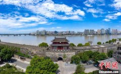 湖北襄陽：藍(lán)天白云映古城